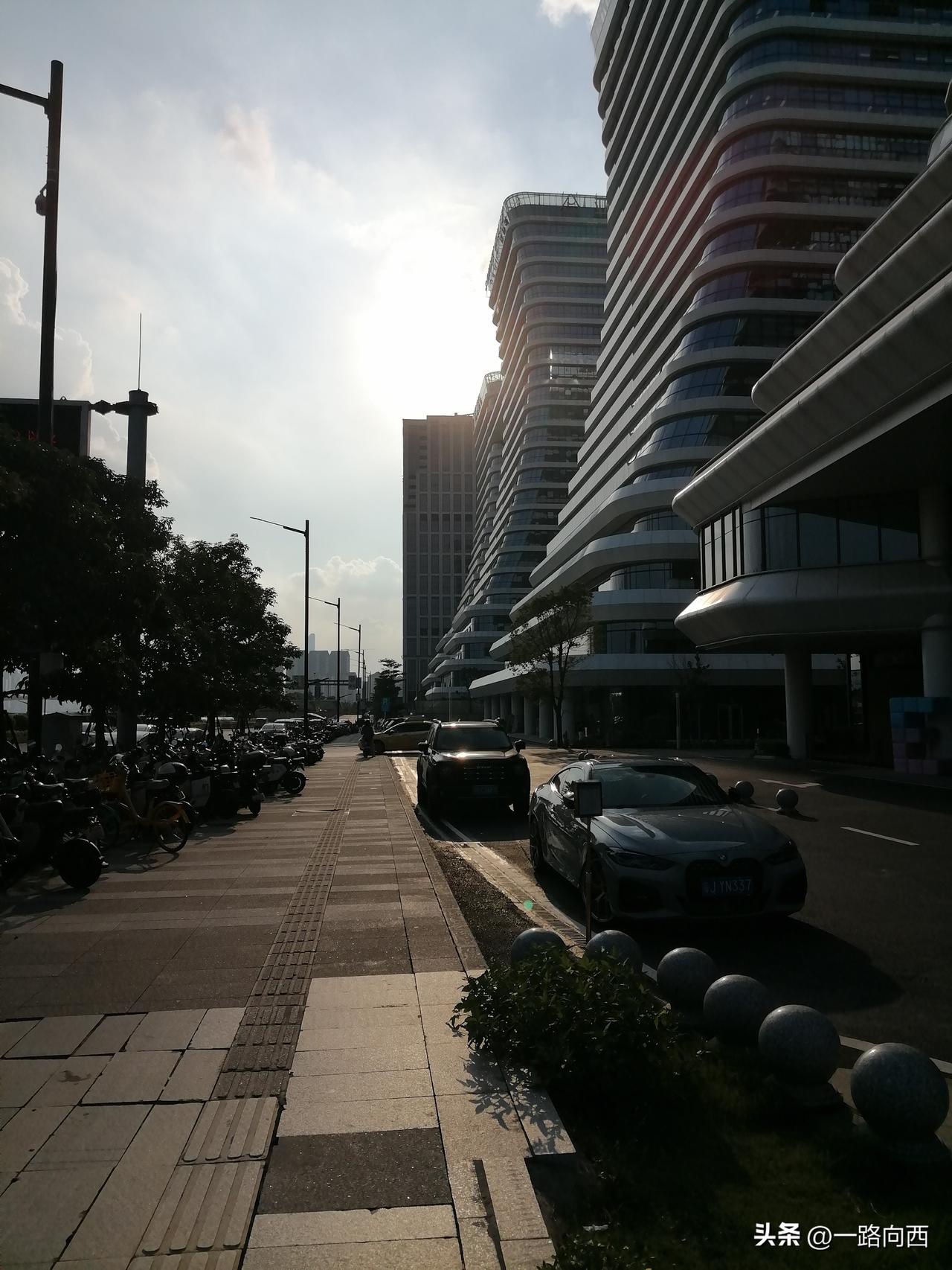 下午5点半的太阳很大，车陂南天赋壹号新商城区，这里开发了那么久，不知道什么时候能