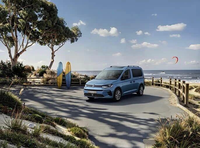 大众开迪是款很有特点的车。它基于大众最新设计语言，前大灯用 LED 光源，与格栅