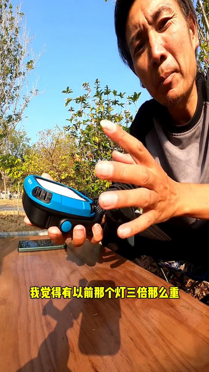 升级款户外露营灯。
如果在车的旁边露营，灯直接这样一吸一调角度就可以照明了。今天