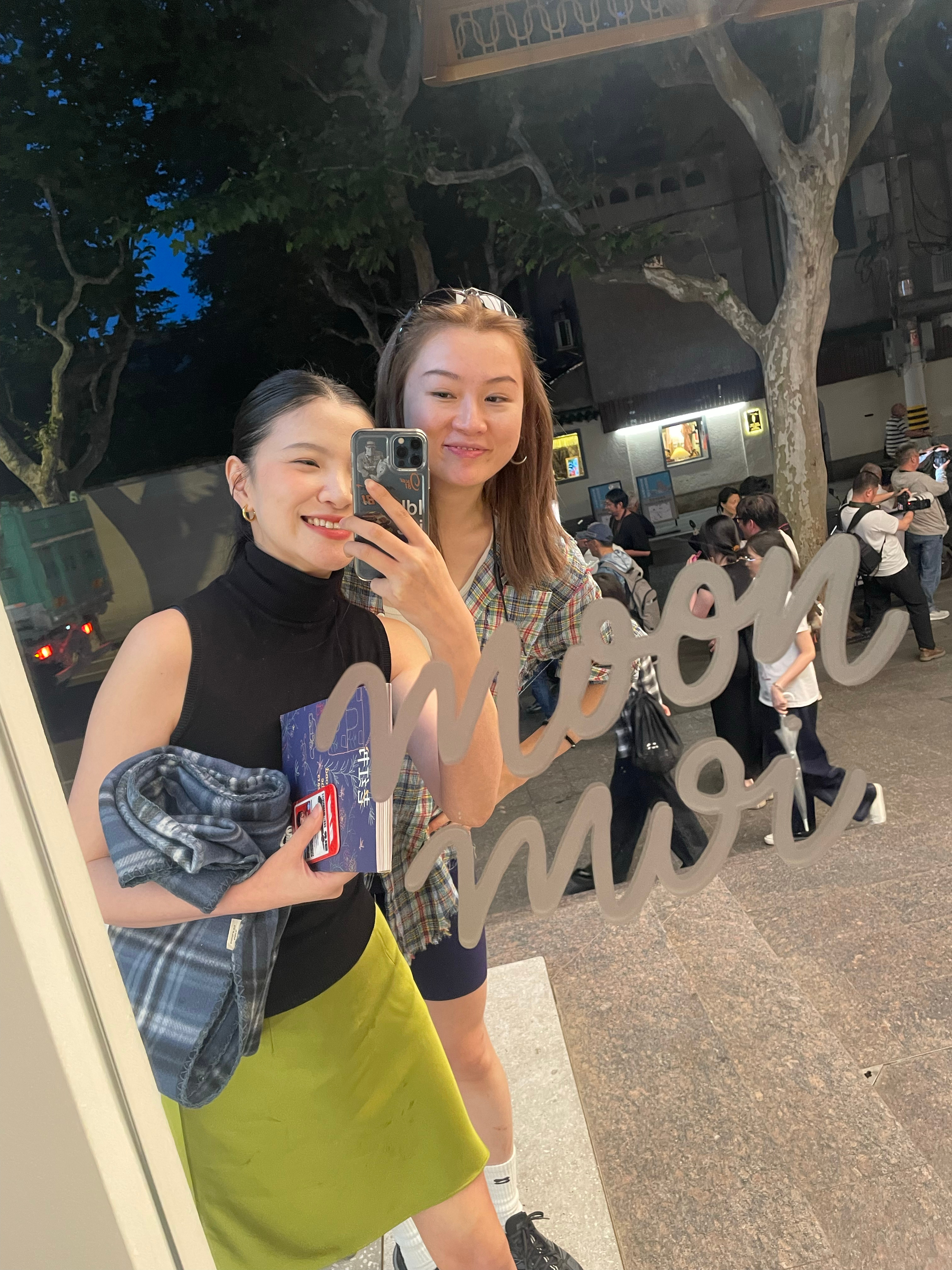 和小张约会。合照问她要不要给自己美一下，她说不用我觉得我俩都挺美的。我说对的我也