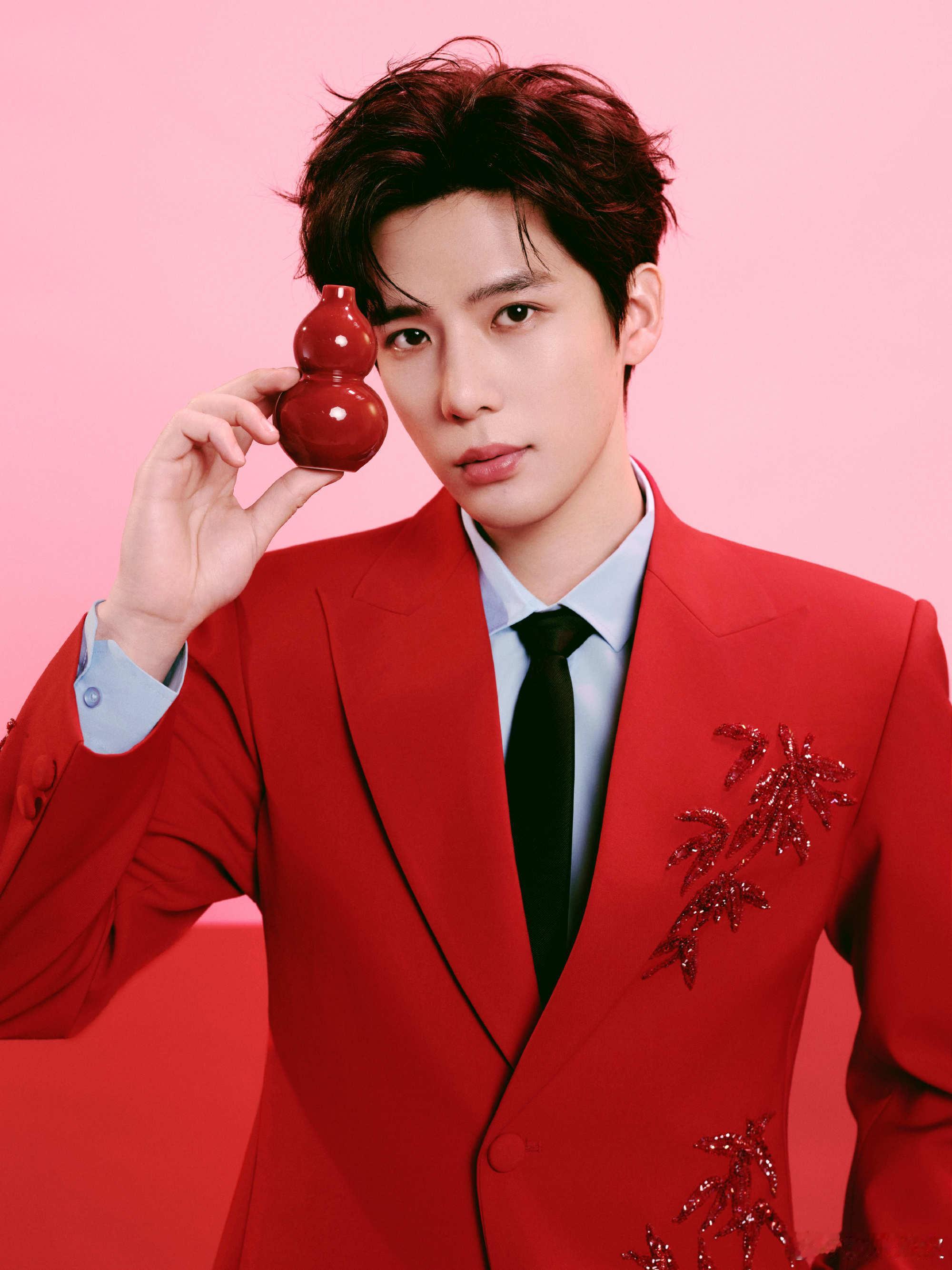 王安宇红衣胜火今晚上的除夕夜把少年锐气揉进春晚灯火的王安宇穿着喜兴洋洋再次亮相央