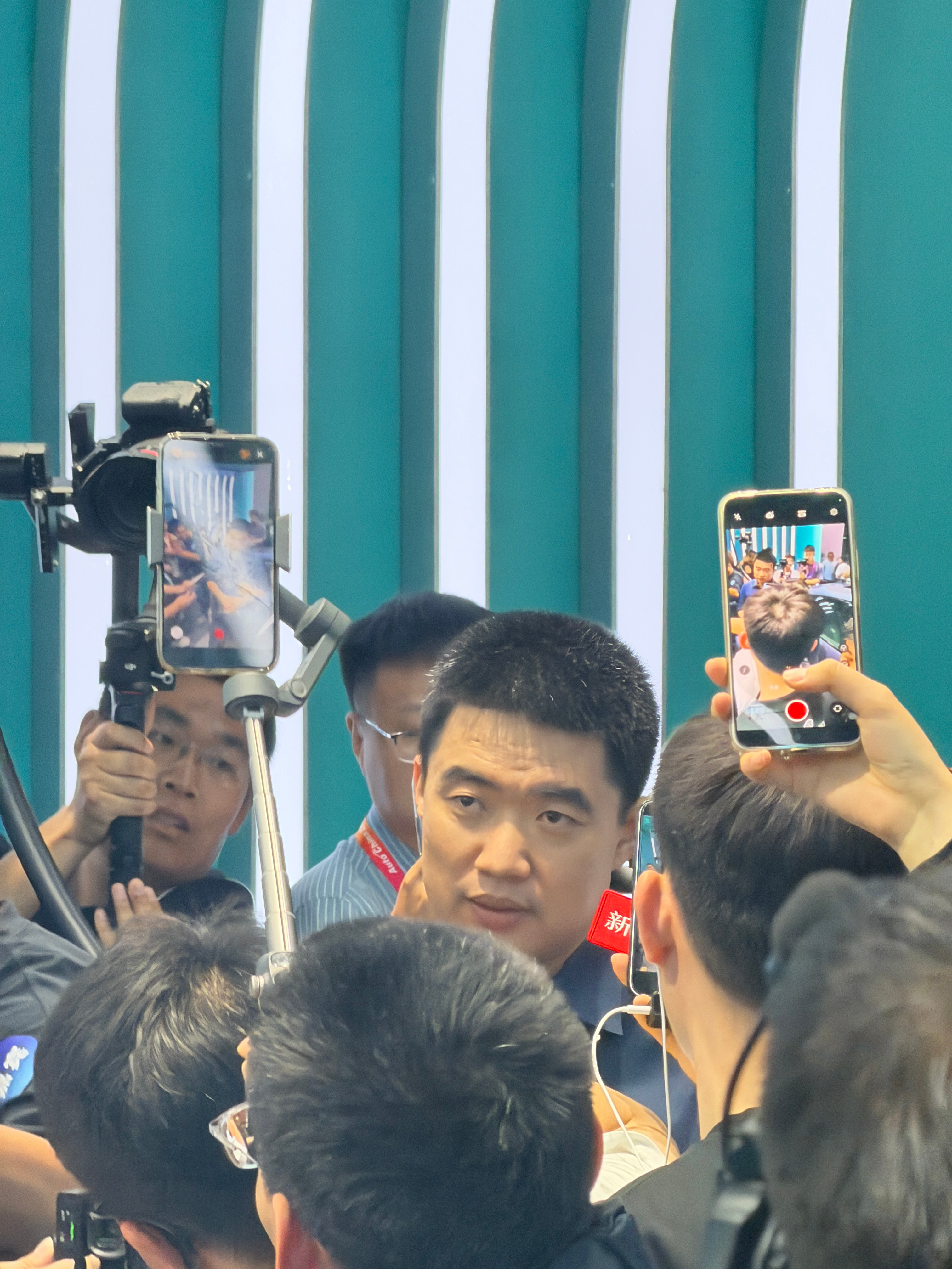 在人山人海里面看到了李想不过做CEO确实是个高危职业，我感觉镜头都快怼人家的脸上