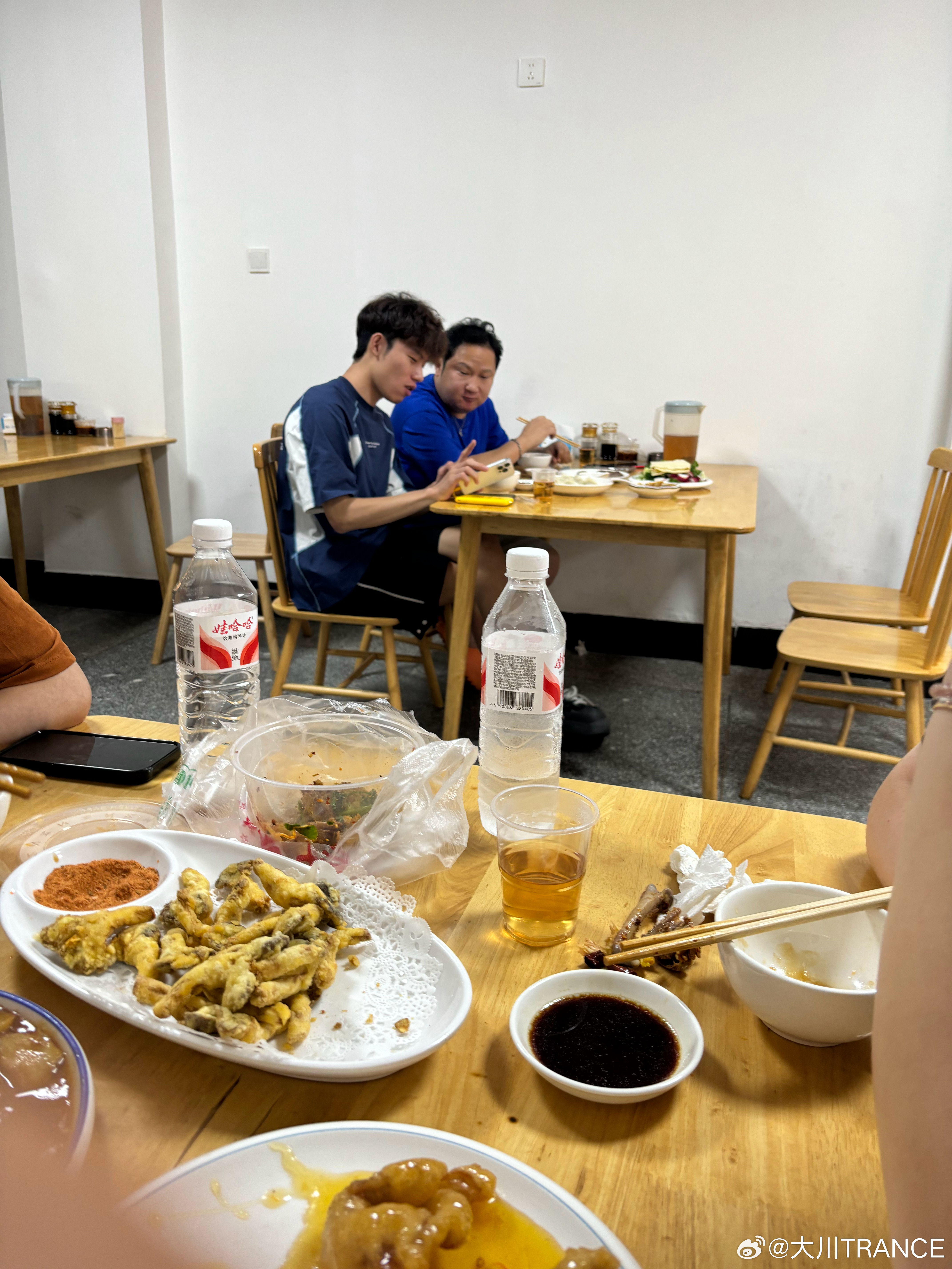 好想吃隔壁桌的弟弟 