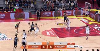 青岛开局密集送大帽，萨姆纳冲击力插，没有萨林杰真的吃力

徐杰开局上篮就被帽，当