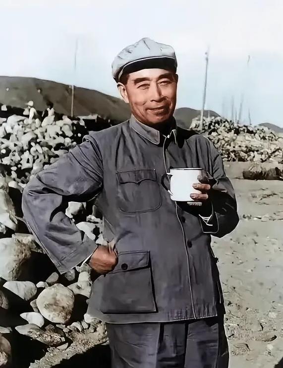 1962年6月22日，延边农机厂。
“周总理来了！周总理来了！”工人们纷纷从车间