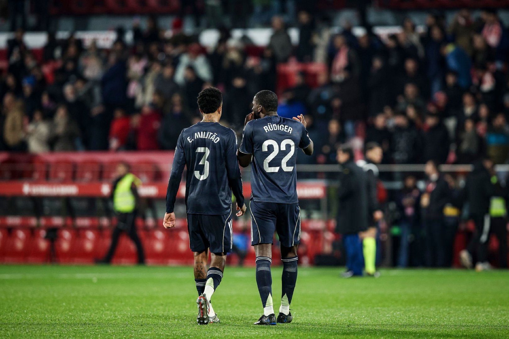 【马卡报】阿韦洛亚心中的中卫搭档就是吕迪格与米利唐。他在发布会先后表达了观点：“