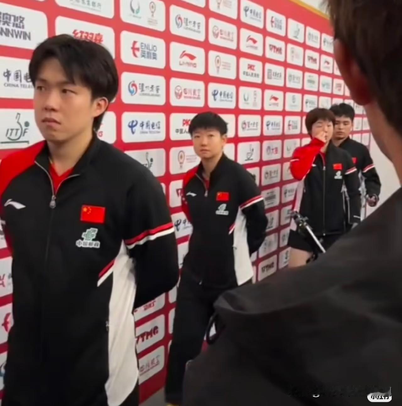 成都混团开门红后采访，他俩都背着手慢悠悠的走过来了，怎么跟老板老板娘视察工作一样