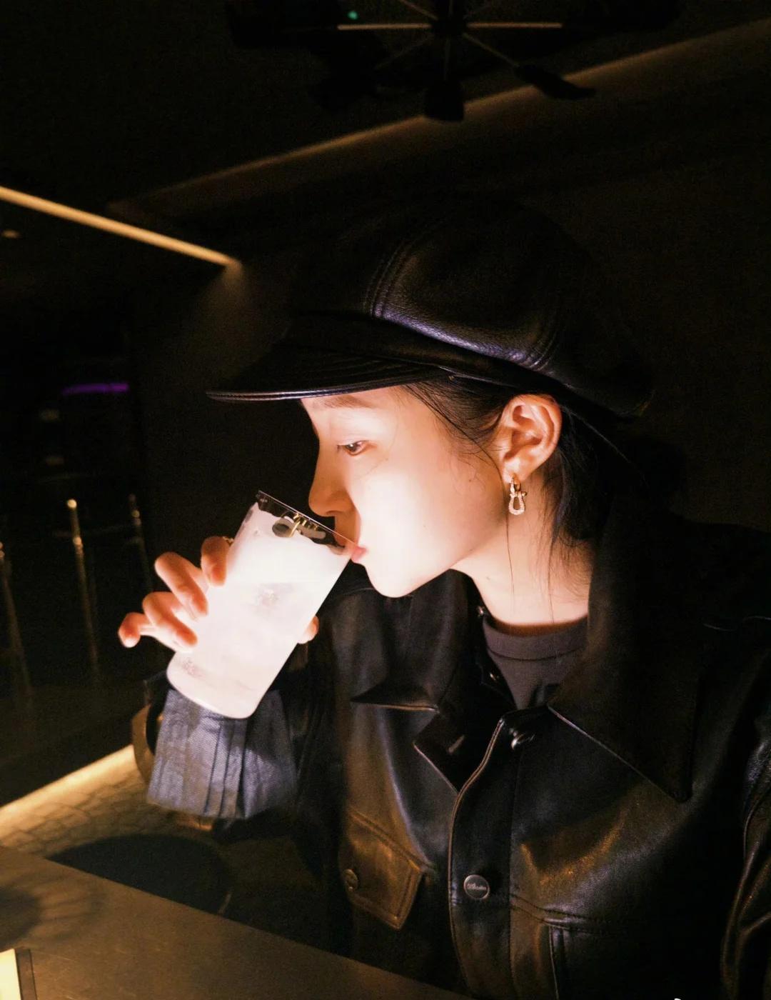 最耀眼的光芒
世界斑斓，而我的眼里只映着你的身影 关晓彤的甜筒