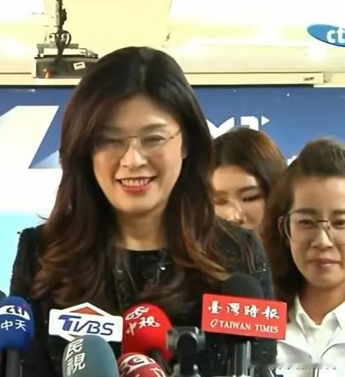 郑丽文不要怕，大胆往前走！如果她能带着各县市国民党籍官员来大陆搞合作，促进台湾经