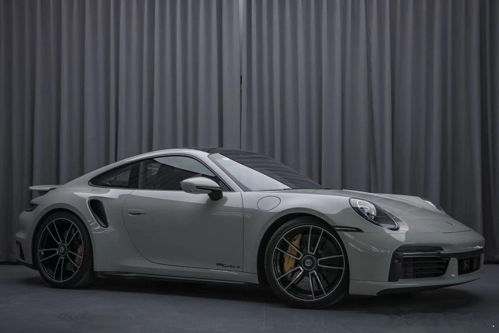保时捷911 Turbo S， 哑灰/黑内配色 ​​​