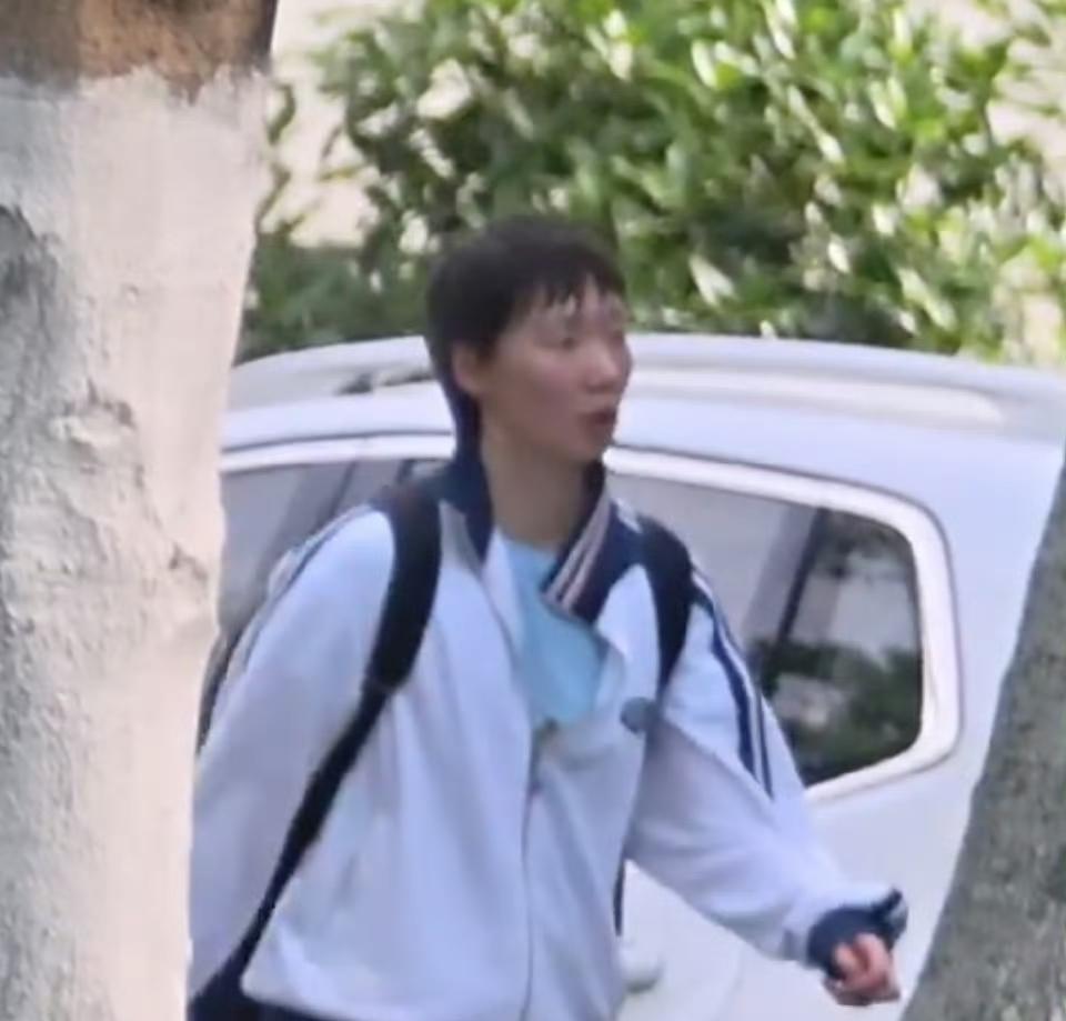 成都国乒训练基地，王曼昱今日下午上下训。曼昱先是午睡后去进行技术训练，一个人走在