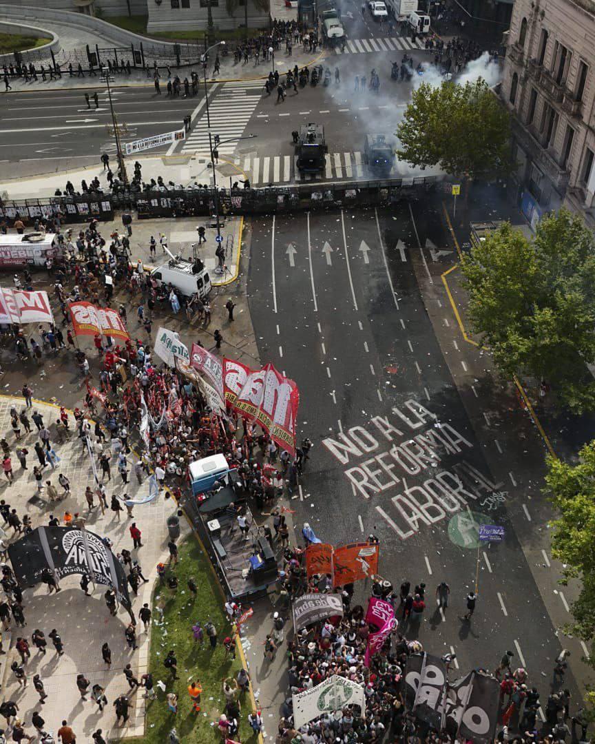 工人阶级的砖头砸向米莱
米莱劳工法对劳工不友好，得罪了工人阶级，首都数千工人上街