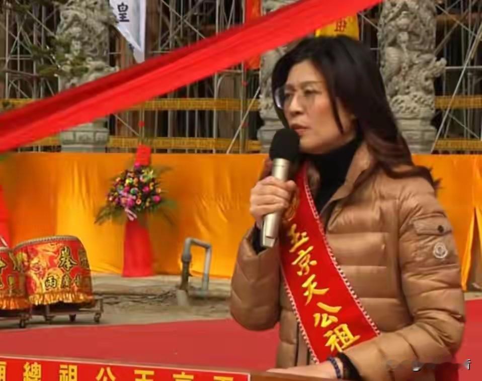 郑丽文打出组合拳！两岸破局与党内整合，这次能成吗？
 
台海局势波谲云诡，岛内民