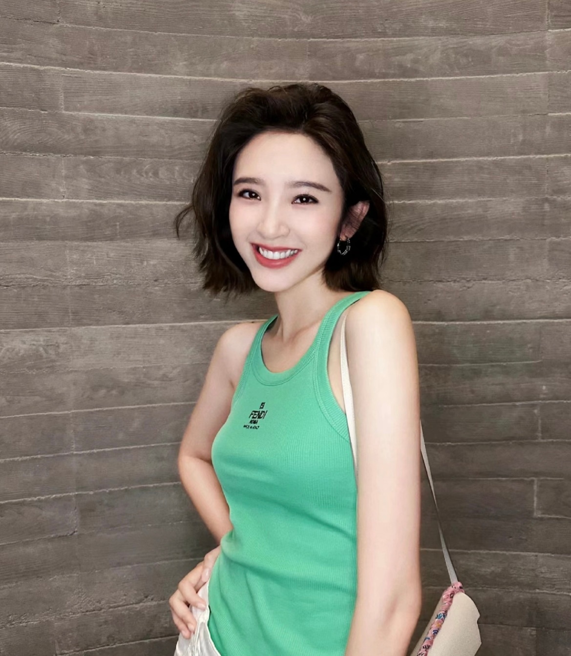 唐艺昕飞机延误还给粉丝逐个签名唐艺昕半夜到达给粉丝逐个签名 真的好有耐心啊我保证