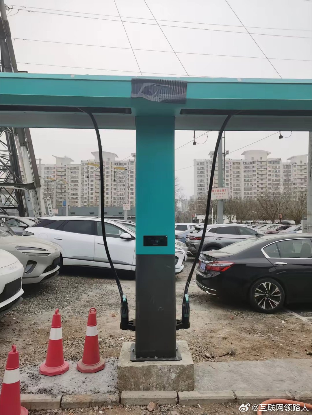 比亚迪这闪充桩是真有点磕碜啊，基础设施好歹也考虑下美观度吧。不过话说回来，这个垂