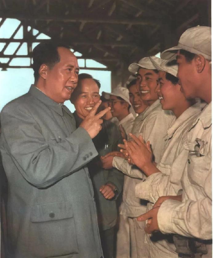 致敬伟人
他们的精神永存

你是否曾思考过，
那些在历史长河中闪耀的名字背后，隐