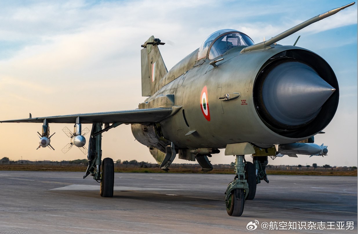 印度空军米格-21，装上各种弹弹还是有点小帅的。如果网络中心系统能够实现，飞行平