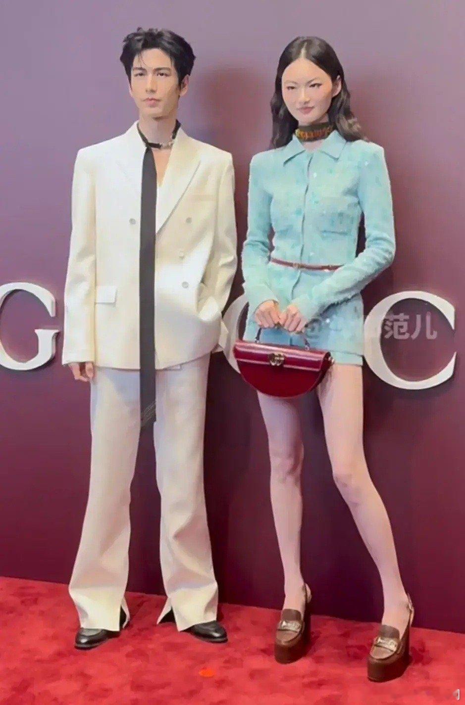 张凌赫可以让所有女生实现高跟鞋自由了！贺聪身高178，加上👠高跟鞋，站在她旁边