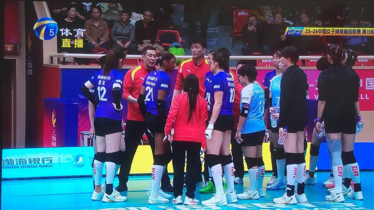 今天晚上不会又是五局大战吧？第三局比赛主攻手王艺竹进攻端开花，不断扣杀得分帮助天