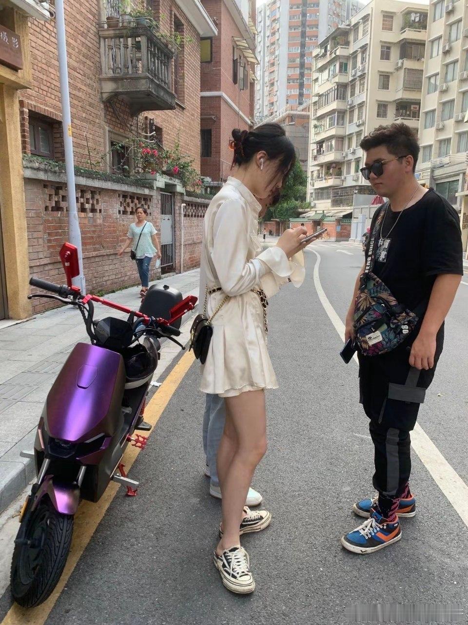 街头搭讪，美女被要微信～ ​​​