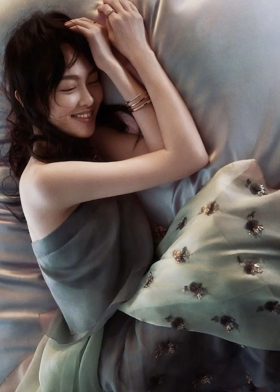 小说女主躺沙发上 甜甜的笑 谁能不心动。