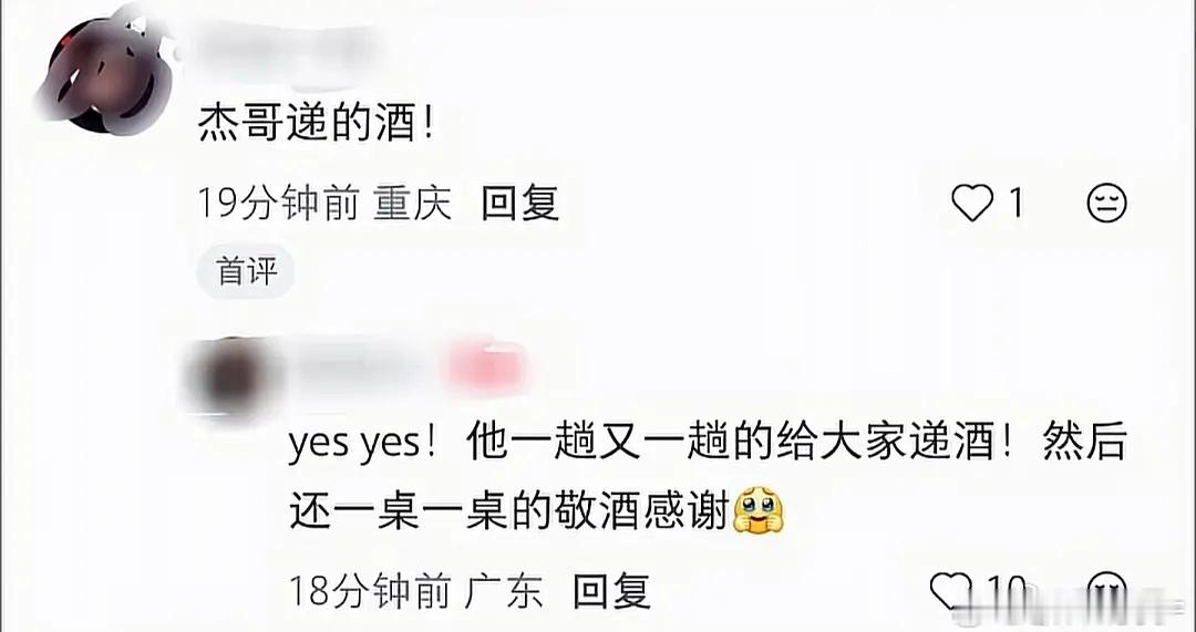 谢娜庆功宴上，张杰一桌一桌的递酒敬酒感谢，一个为了保护嗓子基本不喝酒的人，完全是