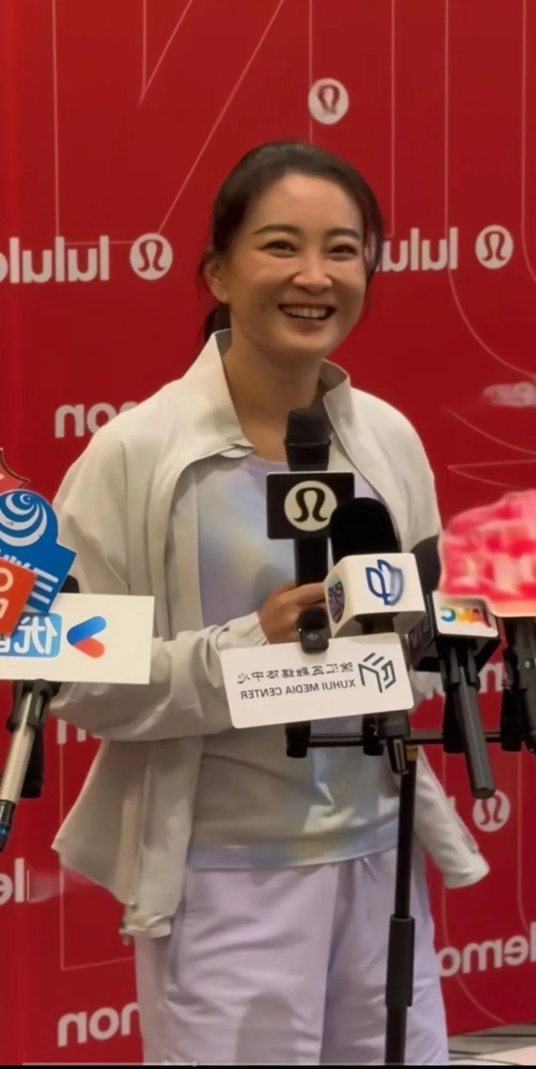 贾玲，瘦下来的她好像一个大学生一样，阳光有活力。
