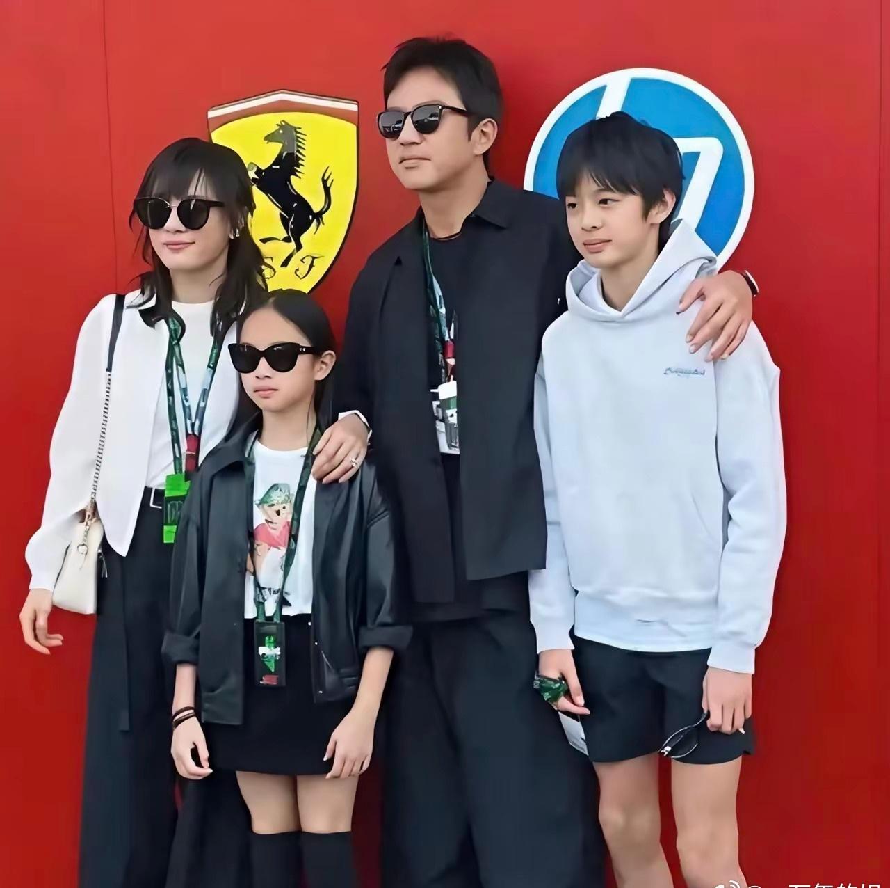 邓超说，
儿子像我也就算了，本想着女儿小花多随随孙俪，白白净净、安安静静的，结果