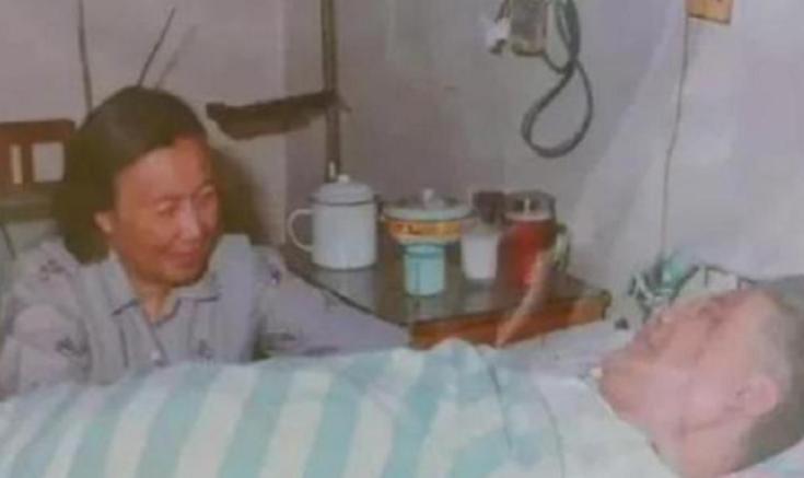 1986年，邓稼先被核辐射折磨得躺在病床上只剩一口气，他紧紧攥着妻子许鹿希的手，