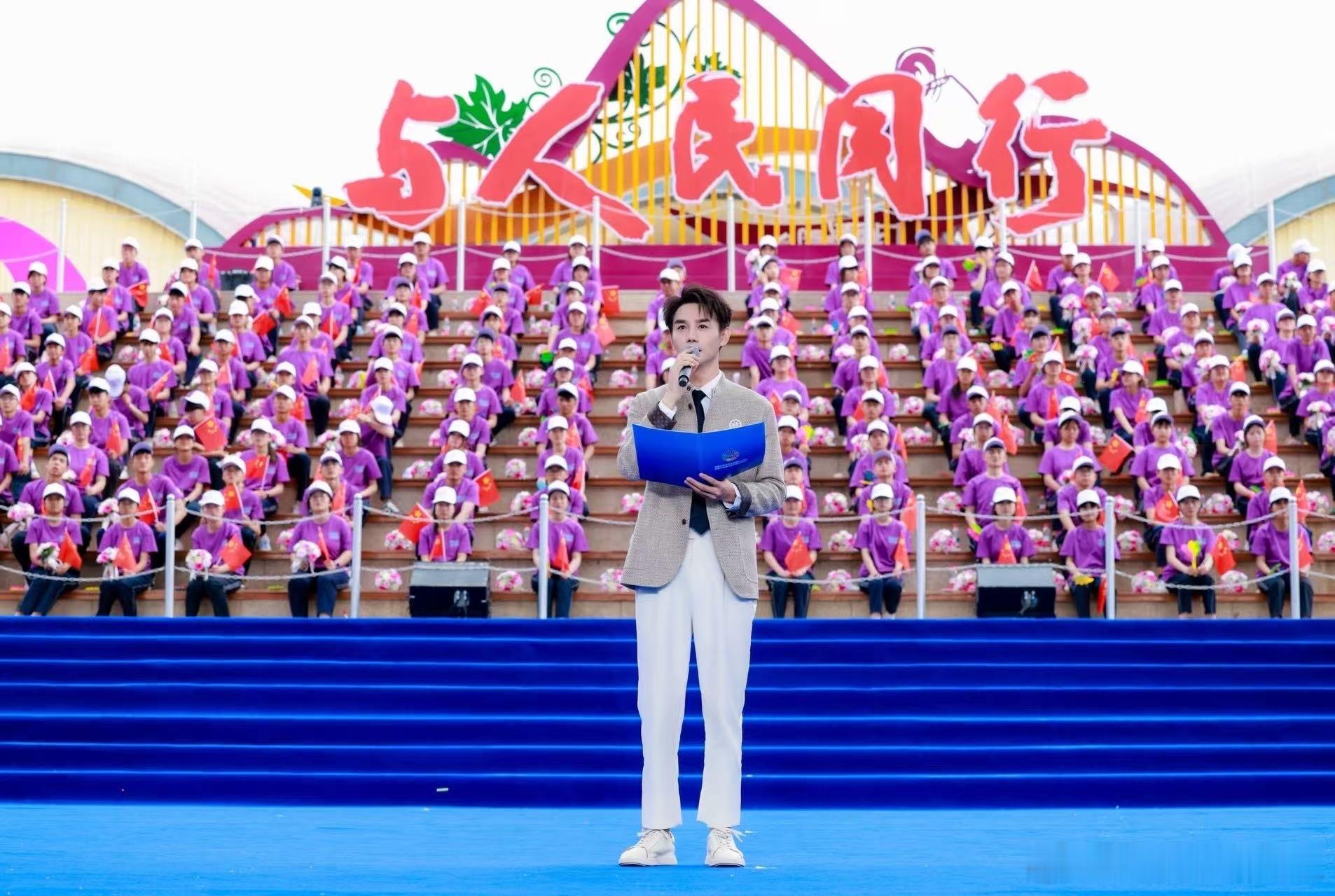 终于等到王凯发动态了王凯六一偶遇七彩祥云谁能不爱！一边是闽宁镇慰问演出的温柔诵读