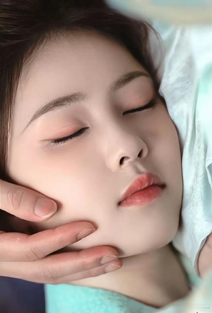白鹿不愧牛奶皮肤白梦妍，皮肤白到发光。 