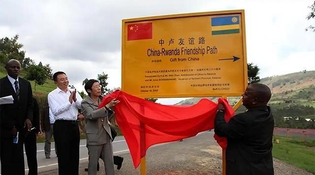 卢旺达其实很懂什么叫“见人下菜”，为了区别我们跟西方，他们搞了个“双轨制”，什么