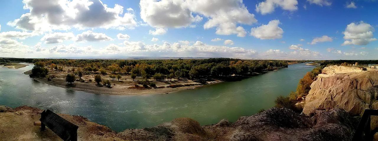 这里的黄河，呈现出一河绿水，平静又温顺，景色无比秀丽，令人赞叹！[赞][赞][赞