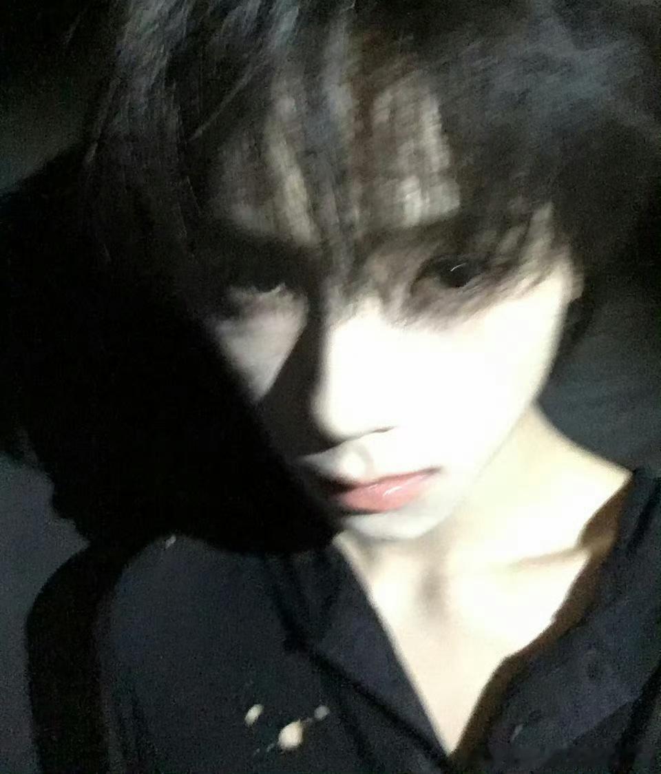 王橹杰穆祉丞同款拍照手机 是谁又又又磕到了！！橹穆二人使用同款手机拍照，细节简直