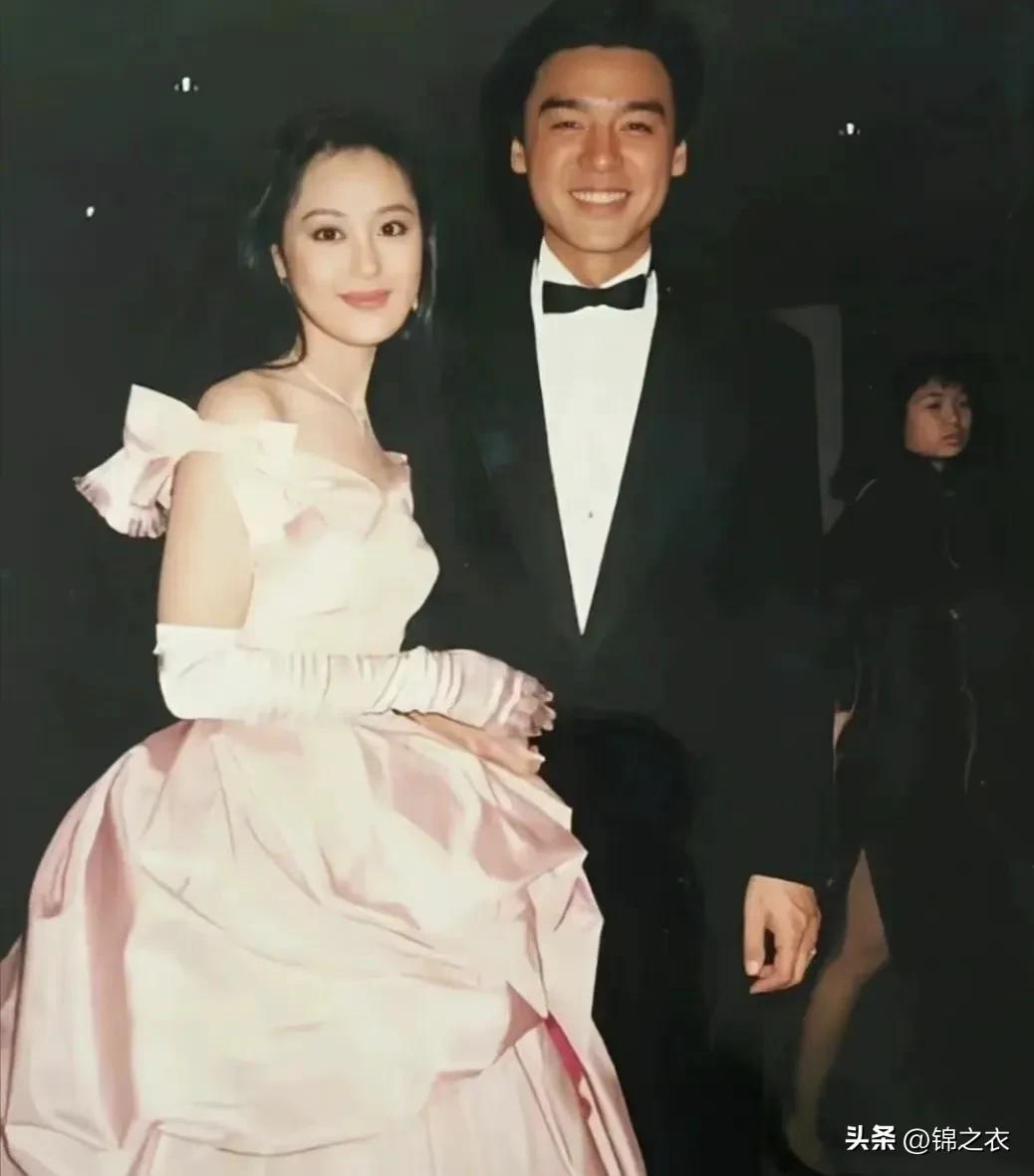章小蕙也没有走什么弯路吧，就是一个穷小子走红后暴富，娶了白富美，然后投资失败，男