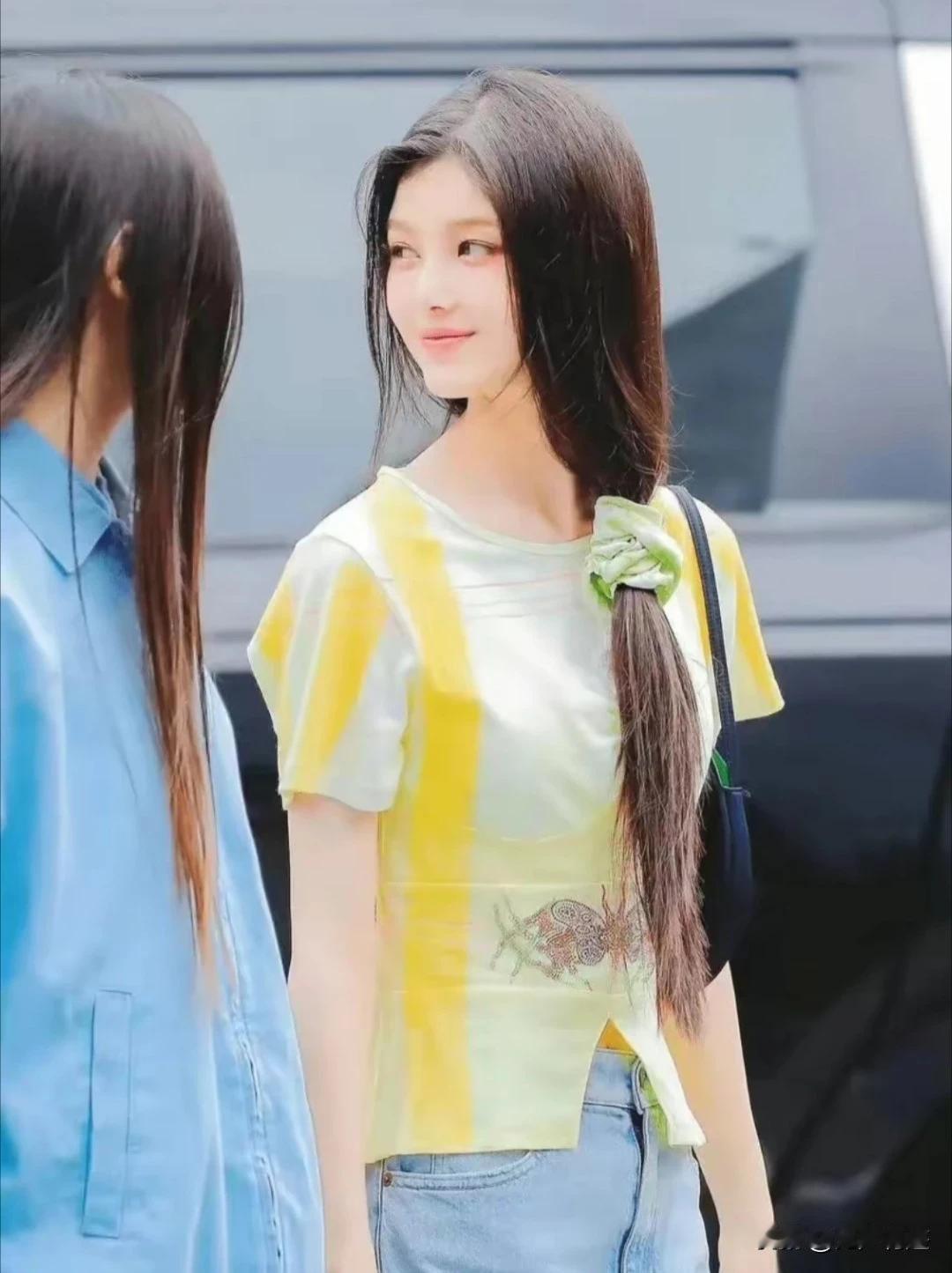 这个女孩子像不像大曲线？
我个人觉得像升级版的大曲线？脸更小，眼睛更大，更漂亮！