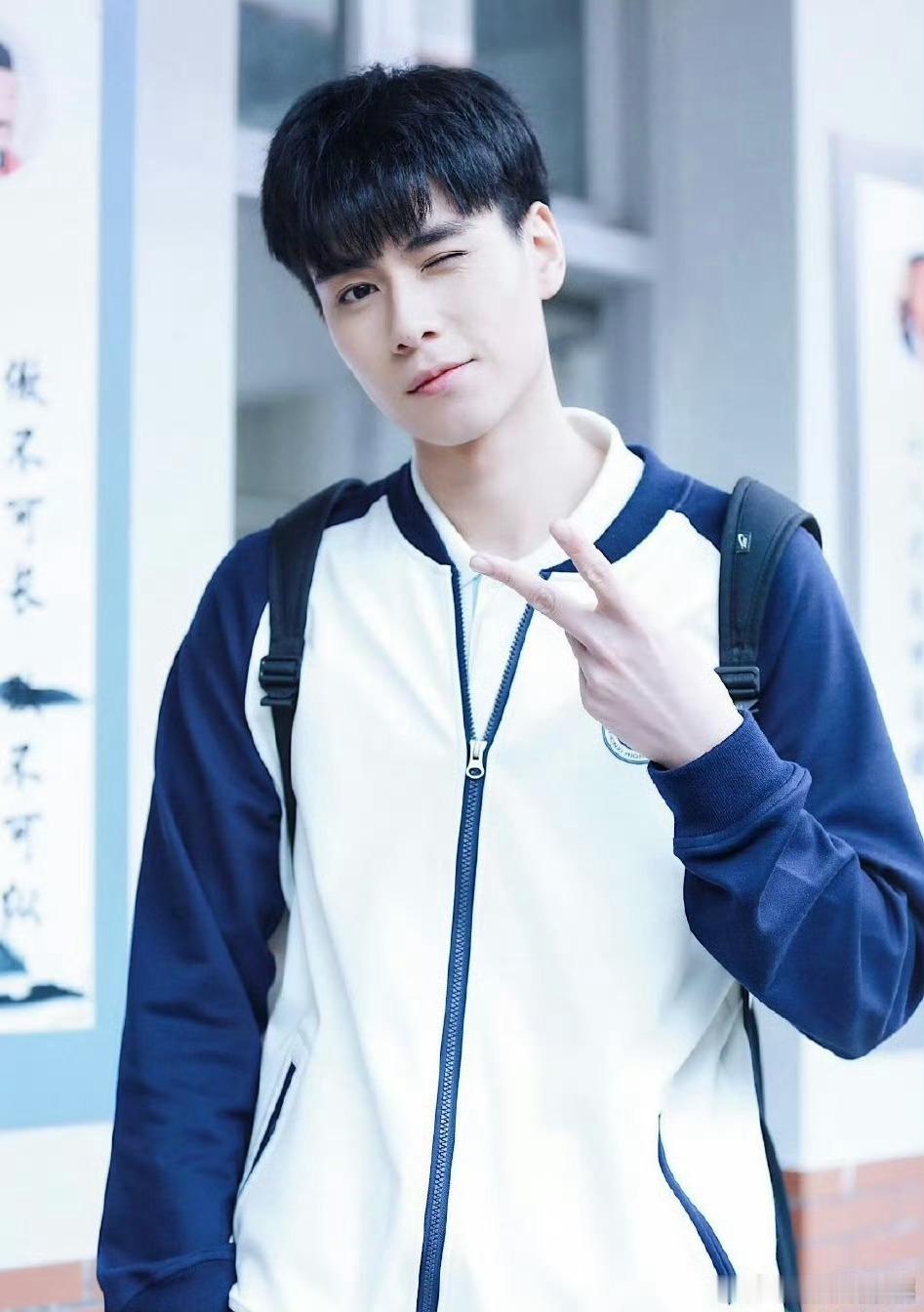 校园剧是胡一天的统治区 胡一天穿校服，梦回江辰的少年感！《天才少女》路透里，他清