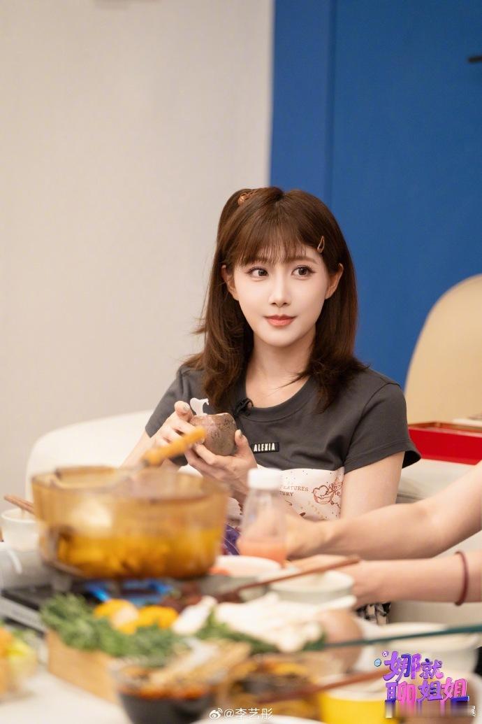 黄婷婷李艺彤同一天播节目宿命感拉满的排播，黄婷婷与李艺彤节目同天播出。二人拥有独