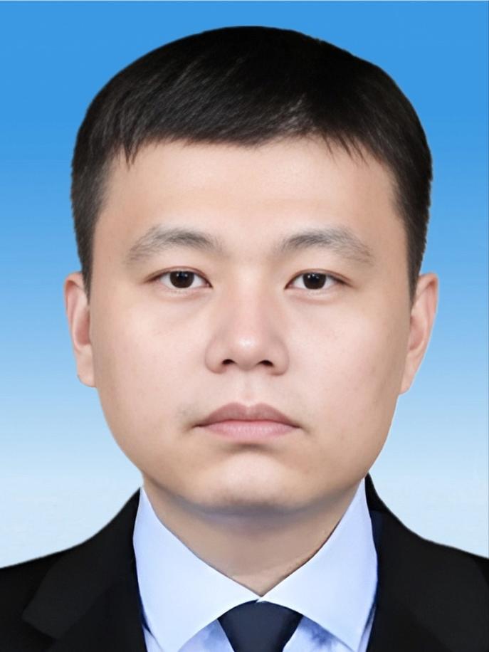 [中国赞]2006年，广东顺德海关的一名普通公务员晚上回到家，悄悄对妻子说：“老