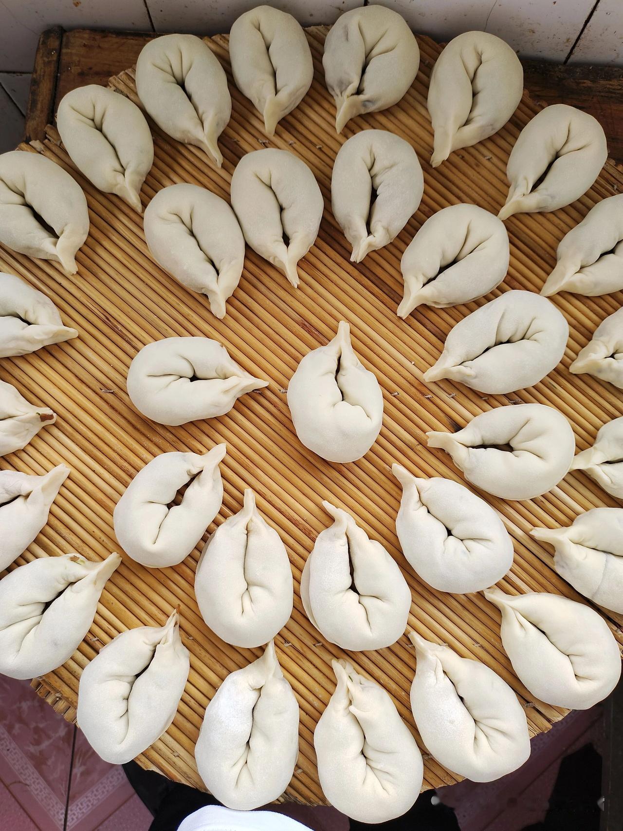 这个，你们叫什么？这个在我们这叫锅贴肉卷，是老妈的拿手饭。
一、鲜肉(猪、牛、羊