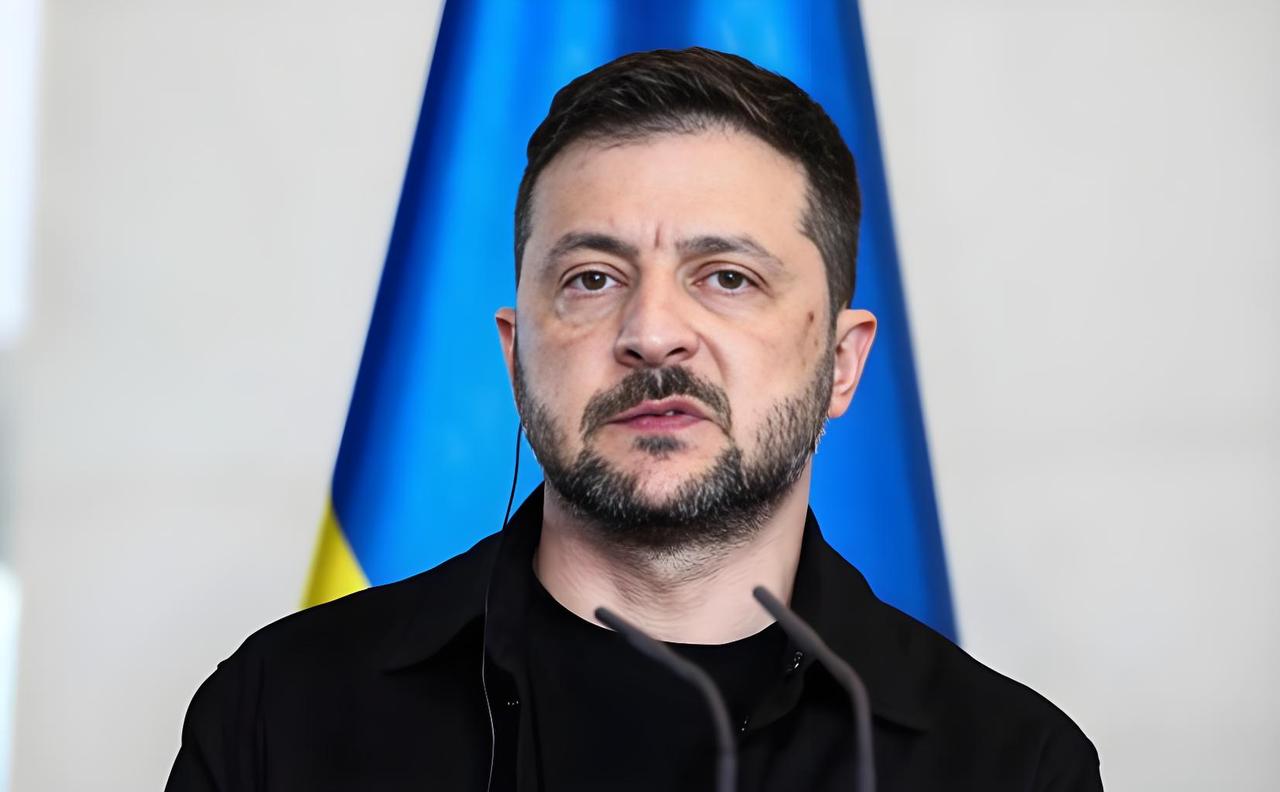 泽连斯基慌了！
在伊朗宣布“乌克兰成为伊朗合法打击目标”后，泽连斯基彻底慌了。3