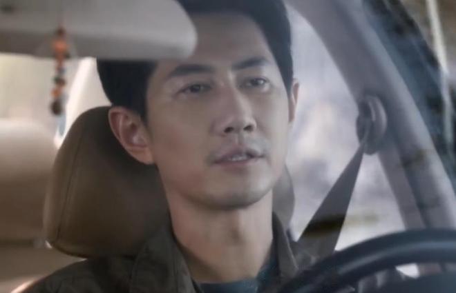 你相信他已经45岁了吗？

热播剧《野狗骨头》里，45岁的何明翰饰演周警官，但这