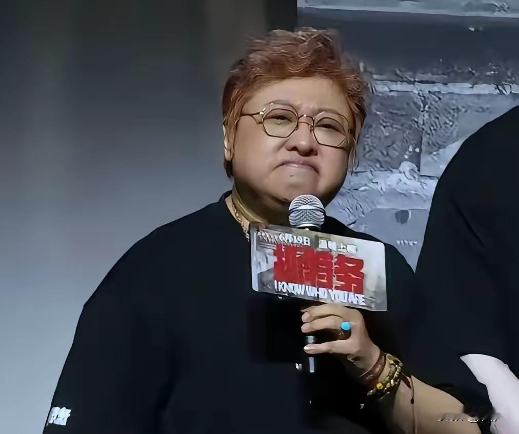 大家发现了没，
韩红好像是女版的臧天朔，无论到哪里，都是一副大姐大的派头，你看她