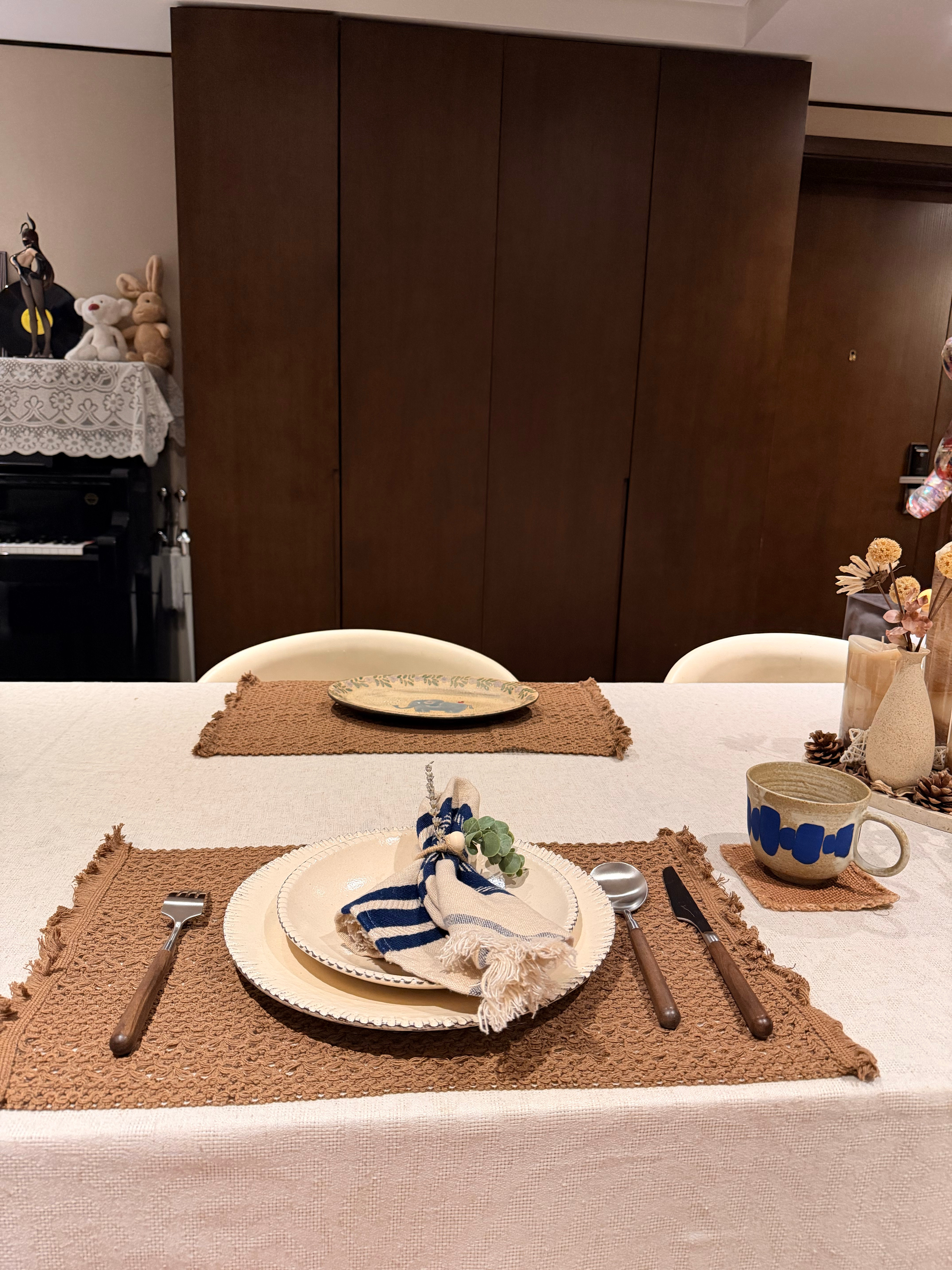 太喜欢这个盘子了所以给它配了一套的餐布，餐垫，餐具，餐巾🥲（我是懂生活的） 