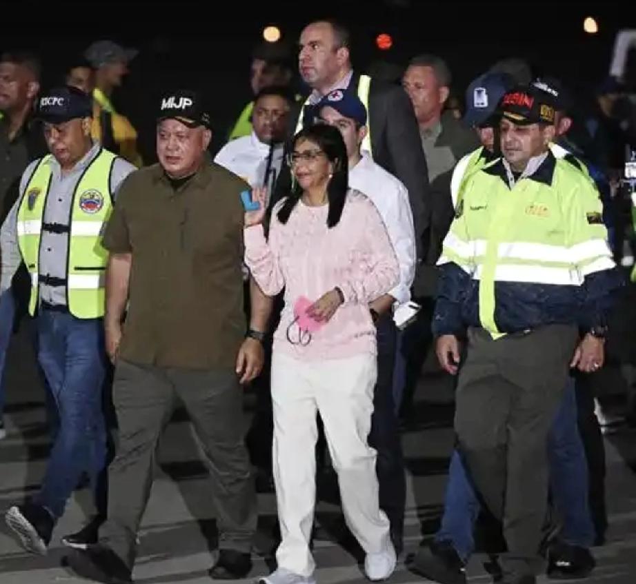 穿粉色衣服的罗德里格斯更有女人味。
小小的她走在人群的前面，虽然是只领头雁，但还