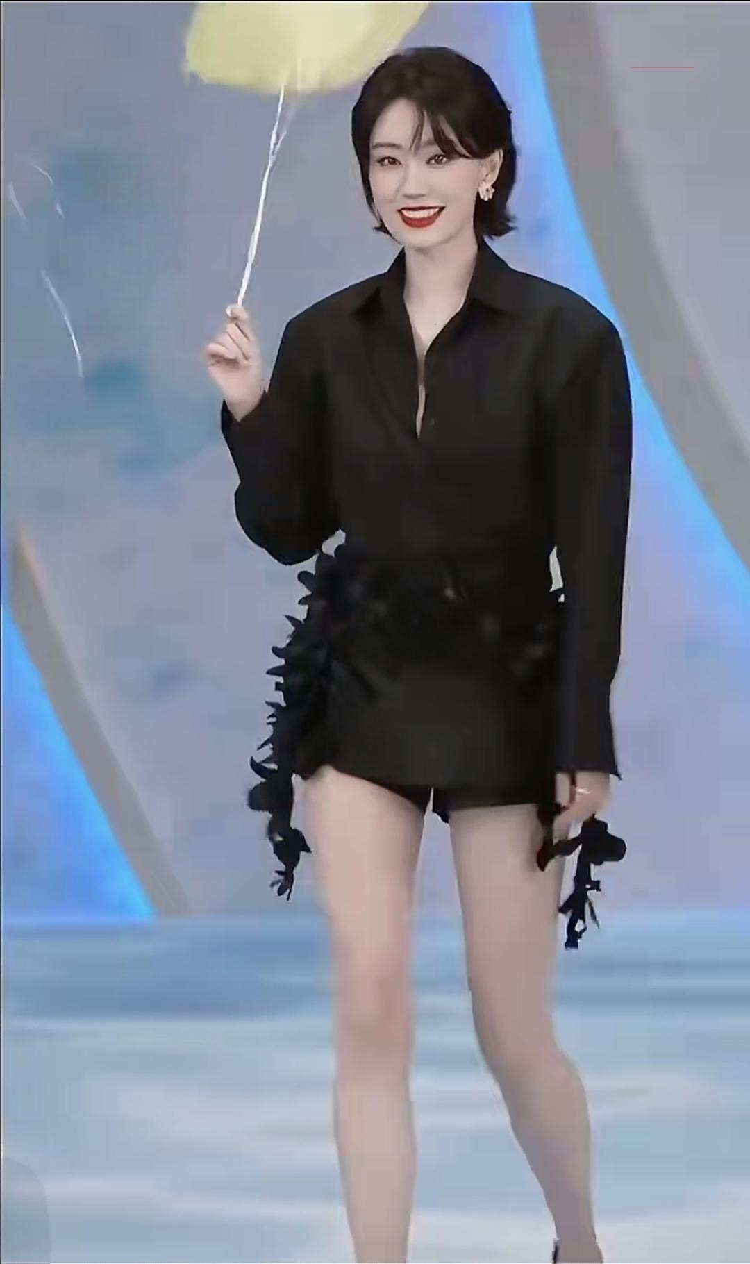共享美人靓照星爷会不会退休？张小菲会不会是星爷的最后一任“星女郎”呢？