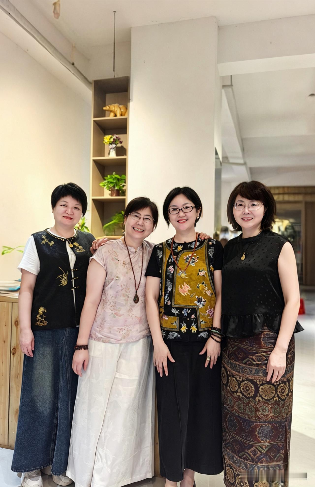 比家乡四朵金花更暖心的
是素未谋面的信任
老乡发了昨晚姐妹聚会的合影
看到来自她