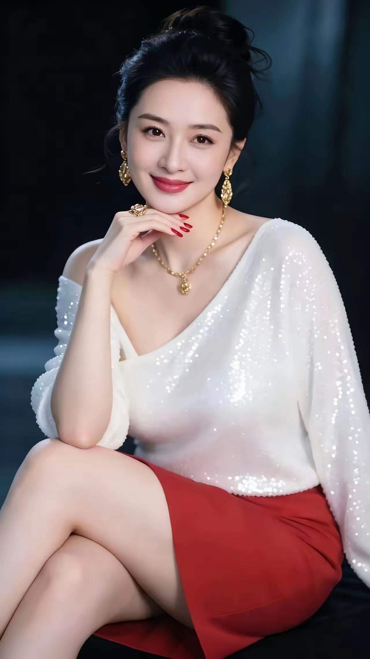 这位美女穿着闪亮的衣服，显得非常优雅。