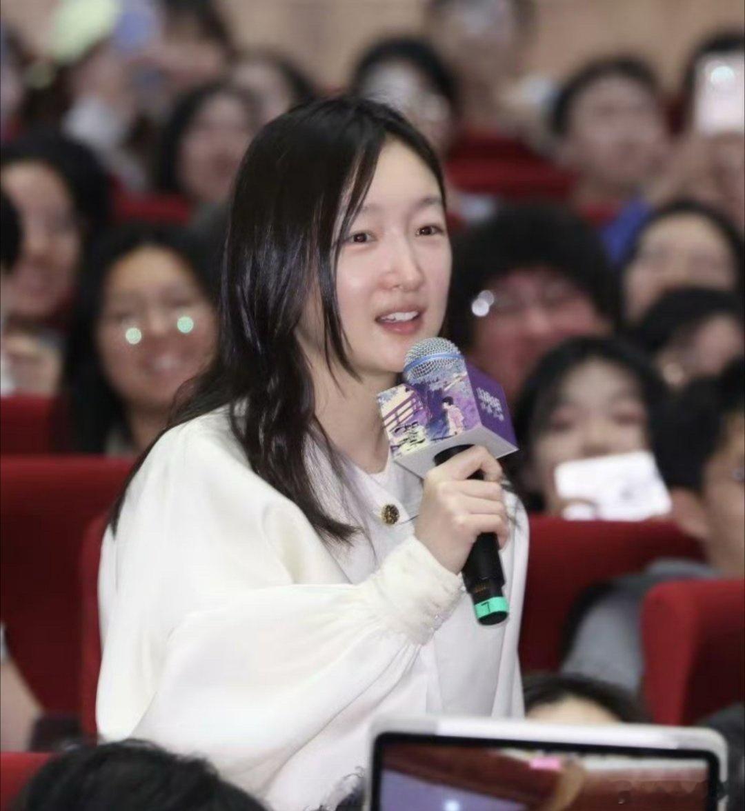 周冬雨亮相如父如子首映会了，这状态能打几分呢？ 