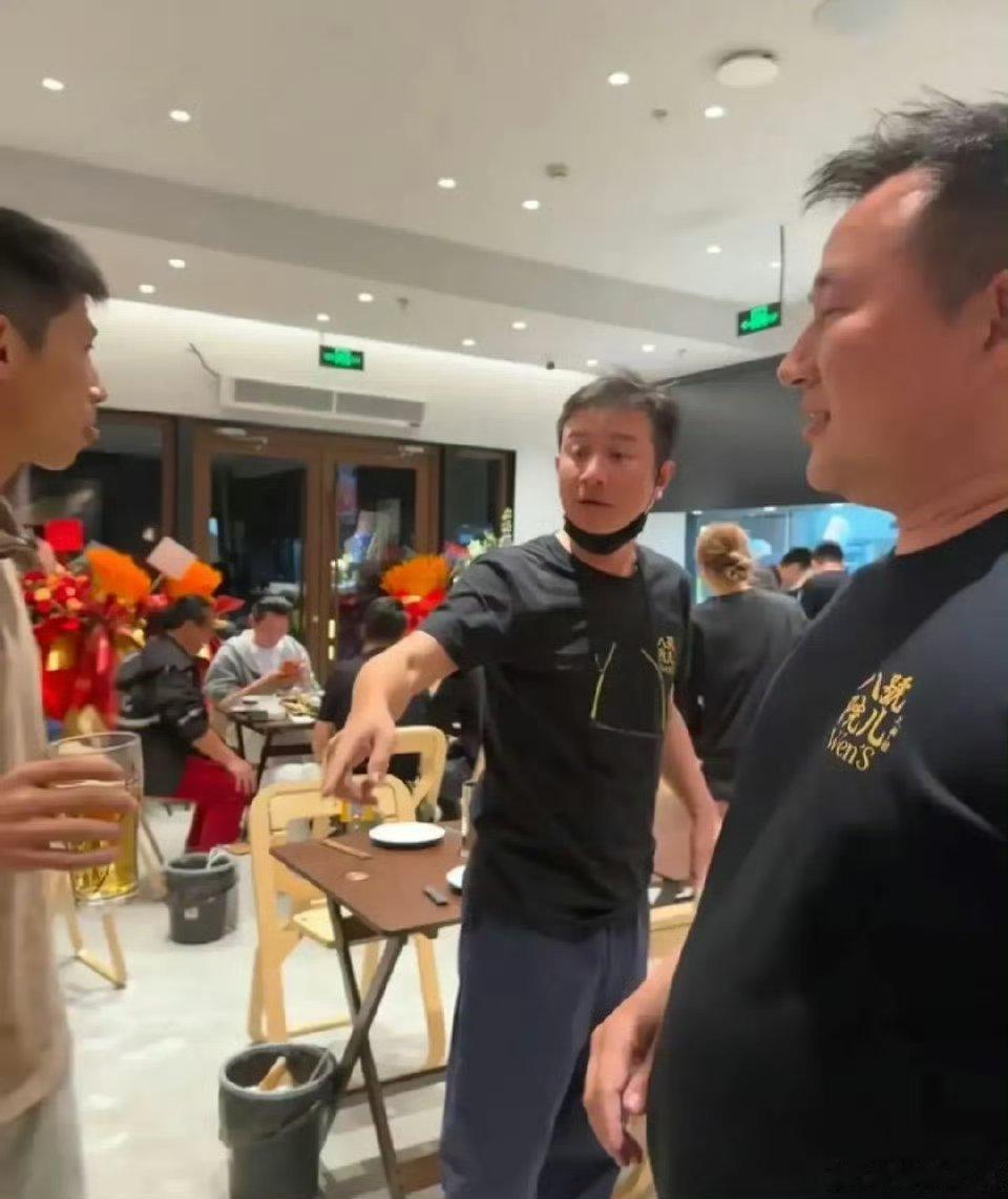 文章开饭店了文章红也红过，大钱也赚过，现在安安稳稳当一个饭店老板，很轻松，很幸福